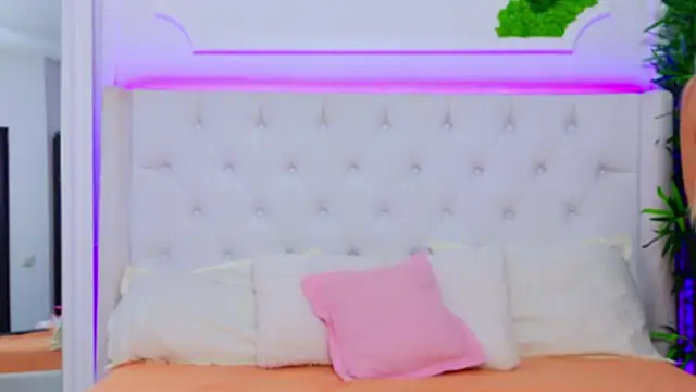 Snapshot of AriannaSins chatting on January 22, 7:34 pm AriannaSins online show from January 22, 7:34 pm