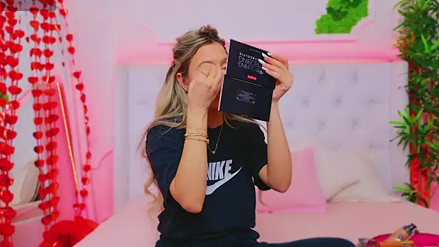 Snapshot of AriannaSins chatting on February 6, 1:54 pm AriannaSins online show from February 6, 1:54 pm