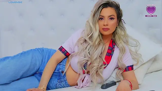 Snapshot of AriannaSins chatting on March 5, 4:13 pm AriannaSins online show from March 5, 4:13 pm