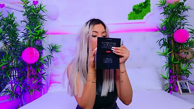 Snapshot of AriannaSins chatting on September 22, 12:29 pm AriannaSins online show from September 22, 12:29 pm