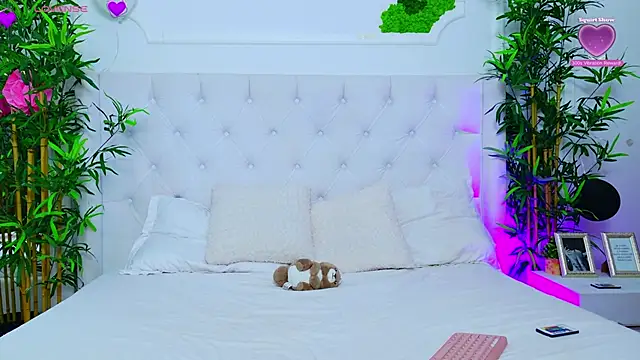 Snapshot of AriannaSins chatting on October 15, 1:33 pm AriannaSins online show from October 15, 1:33 pm