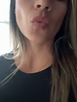 Snapshot of valentina_herrrera chatting on October 31, 9:27 pm valentina herrrera online show from October 31, 9:27 pm