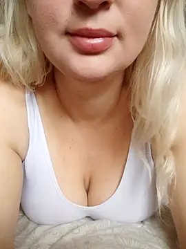 Snapshot of PaigexLynn chatting on November 12, 6:47 am PaigexLynn online show from November 12, 6:47 am