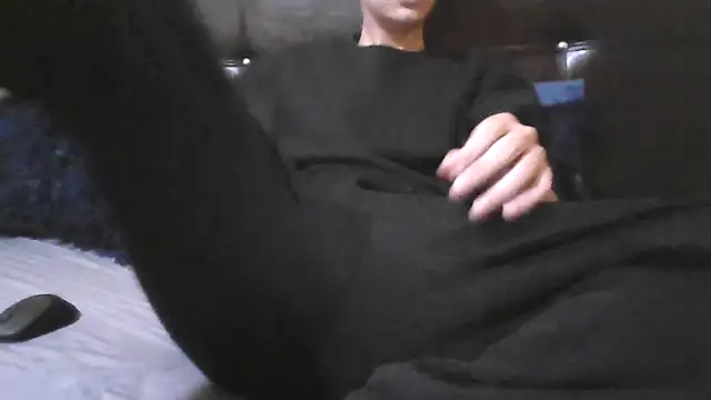 Snapshot of esmermoon chatting on November 13, 11:03 pm esmermoon online show from November 13, 11:03 pm