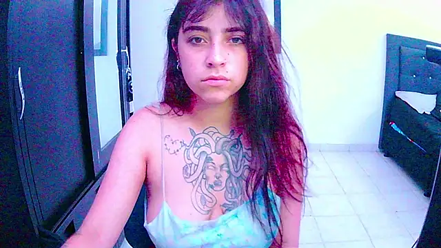 Snapshot of adri_gomez1 chatting on October 18, 8:15 am adri gomez1 online show from October 18, 8:15 am
