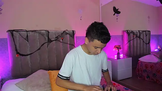 Xavier Fox    online show from October 18, 3:31 am