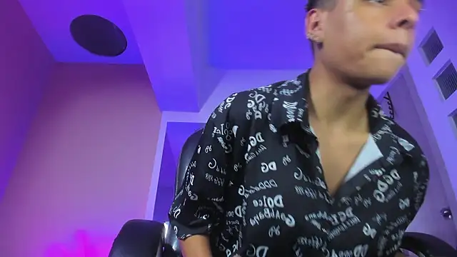 Xavier Fox    online show from March 5, 3:57 am