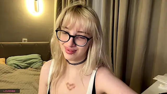 Milkmoriee online show from November 15, 3:30 pm