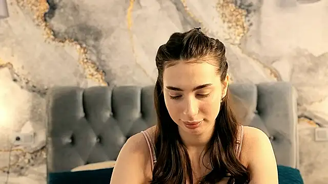 Snapshot of Chloewilldd chatting on October 22, 6:18 pm Chloewilldd online show from October 22, 6:18 pm