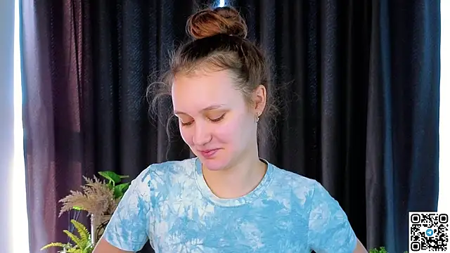 Snapshot of FoxFever chatting on November 3, 6:58 am FoxFever online show from November 3, 6:58 am