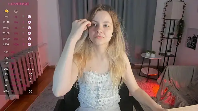 Snapshot of DreamSinder chatting on December 4, 6:23 am DreamSinder online show from December 4, 6:23 am