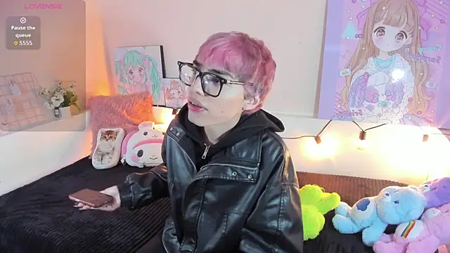 Strawberry Kitty  online show from December 5, 4:21 am