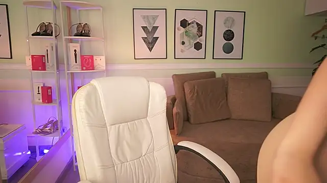 EmilyTurneer online show from April 15, 7:21 pm