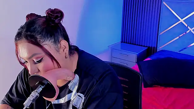 Snapshot of Halleyrosse chatting on November 13, 4:11 am Halleyrosse online show from November 13, 4:11 am