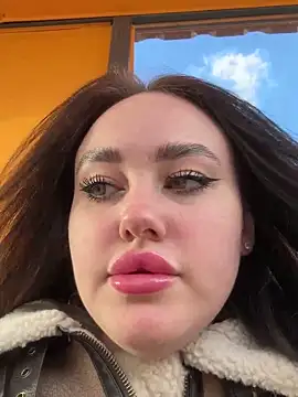 Snapshot of KiraSunshine chatting on November 2, 3:42 am KiraSunshine online show from November 2, 3:42 am