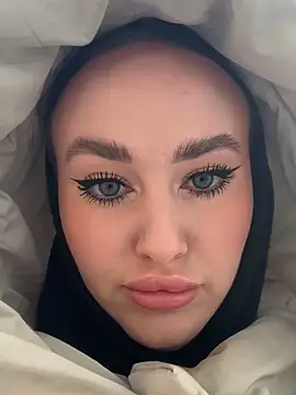 Snapshot of KiraSunshine chatting on November 7, 3:39 am KiraSunshine online show from November 7, 3:39 am