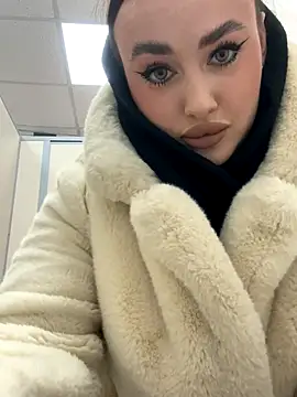 Snapshot of KiraSunshine chatting on November 18, 3:56 am KiraSunshine online show from November 18, 3:56 am