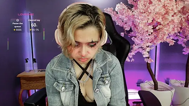 Snapshot of Navier__ chatting on November 7, 7:58 pm Navier online show from November 7, 7:58 pm