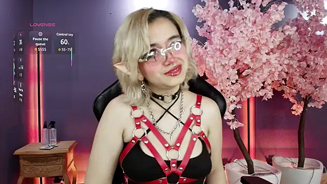 Snapshot of Navier__ chatting on November 8, 7:56 pm Navier online show from November 8, 7:56 pm