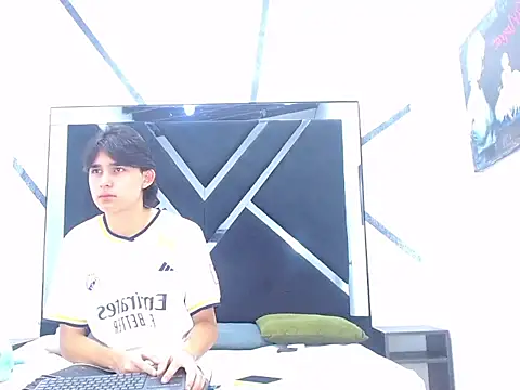 Snapshot of Tom_0001 chatting on October 28, 8:00 pm Tom 0001 online show from October 28, 8:00 pm