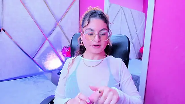 Snapshot of EmiliRouse_ chatting on November 13, 2:43 am EmiliRouse online show from November 13, 2:43 am