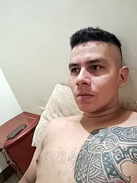 Snapshot of gigant_boy00 chatting on October 27, 1:53 am gigant boy00 online show from October 27, 1:53 am