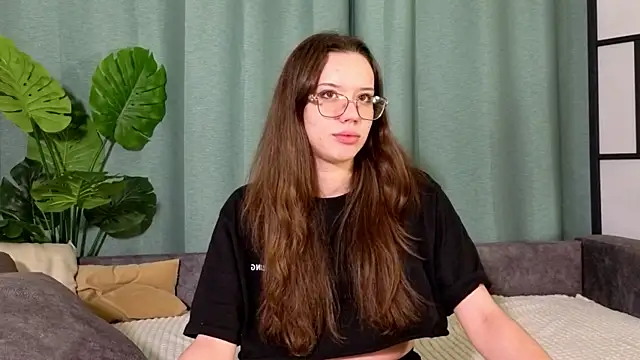 FabiolaCowing online show from November 8, 6:29 pm