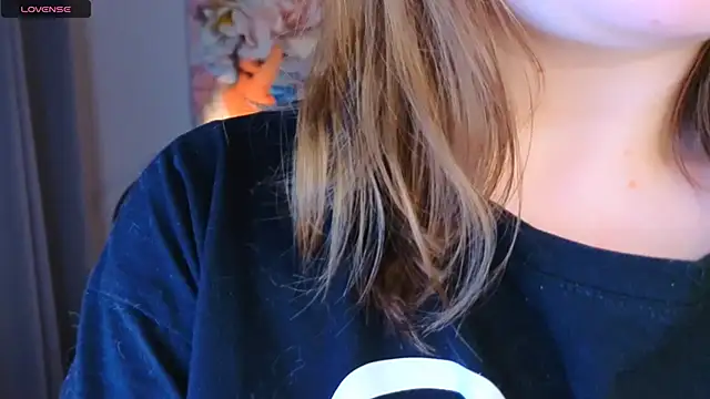 Snapshot of fairy_tara chatting on December 3, 9:02 pm fairy tara online show from December 3, 9:02 pm