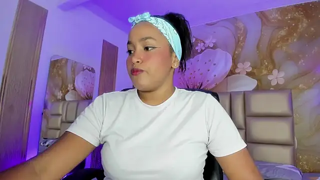 Snapshot of NahomiWalker_ chatting on December 4, 7:22 pm NahomiWalker online show from December 4, 7:22 pm