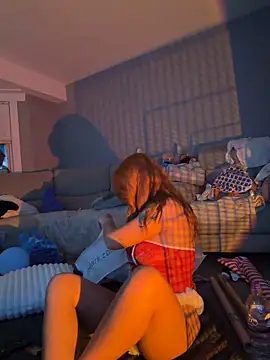 Snapshot of Ellieskyyee1 chatting on December 19, 9:33 pm Ellieskyyee1 online show from December 19, 9:33 pm