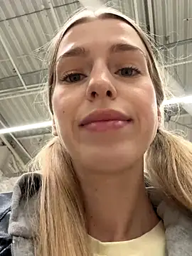 kira mia online show from November 26, 3:24 pm