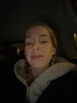 kira mia online show from December 1, 3:28 pm