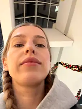 kira mia online show from December 4, 3:21 pm