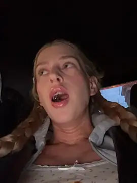 kira mia online show from March 5, 3:52 pm