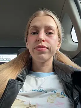 kira mia online show from April 18, 3:49 pm