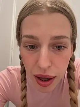 kira mia online show from April 21, 4:45 pm