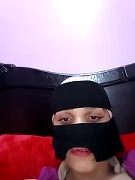 SandyAmr online show from December 1, 8:41 am