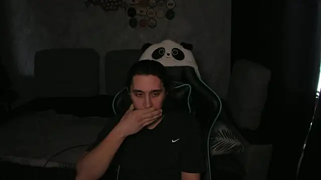 Snapshot of Pohyi_ chatting on March 4, 3:23 am Pohyi online show from March 4, 3:23 am