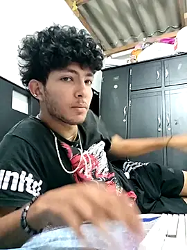 Snapshot of LyliaWood chatting on November 4, 1:05 am LyliaWood online show from November 4, 1:05 am