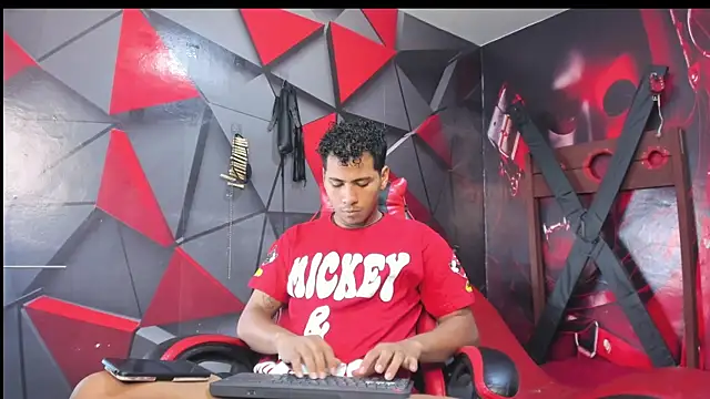 Snapshot of Raphael_Latin chatting on October 23, 4:01 am Raphael Latin online show from October 23, 4:01 am