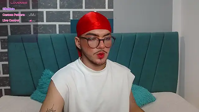 Snapshot of Zac_Golden chatting on December 1, 12:26 am Zac Golden online show from December 1, 12:26 am