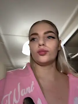 Snapshot of HugeBoobsAlice chatting on November 8, 1:33 pm HugeBoobsAlice online show from November 8, 1:33 pm