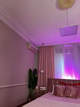 Snapshot of HugeBoobsAlice chatting on November 23, 1:11 pm HugeBoobsAlice online show from November 23, 1:11 pm