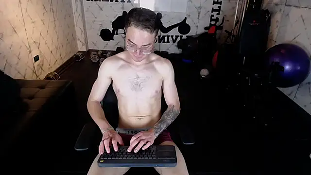 Snapshot of Lil_James chatting on December 15, 8:13 pm Lil James online show from December 15, 8:13 pm