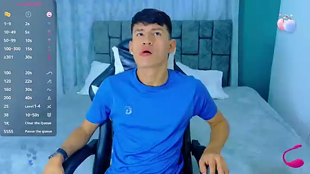 Snapshot of Nicolas_Torres_ chatting on October 21, 5:52 am Nicolas Torres online show from October 21, 5:52 am