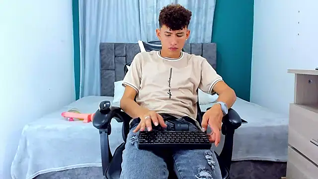 Snapshot of Nicolas_Torres_ chatting on November 20, 4:34 am Nicolas Torres online show from November 20, 4:34 am