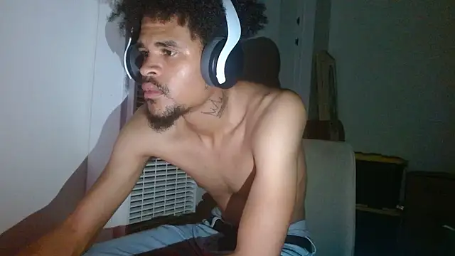 Snapshot of Mrmakeherwet_Tez chatting on November 24, 5:29 am Mrmakeherwet Tez online show from November 24, 5:29 am