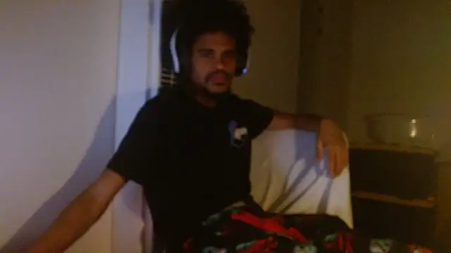 Snapshot of Mrmakeherwet_Tez chatting on November 25, 5:29 am Mrmakeherwet Tez online show from November 25, 5:29 am