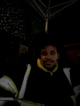 Snapshot of Mrmakeherwet_Tez chatting on December 3, 6:54 am Mrmakeherwet Tez online show from December 3, 6:54 am