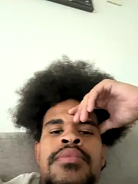 Snapshot of Mrmakeherwet_Tez chatting on December 5, 8:16 pm Mrmakeherwet Tez online show from December 5, 8:16 pm